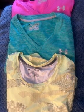 Under Armour Short Sleeve Tops in Hot Pink, Teal, Light Yellow Camo
